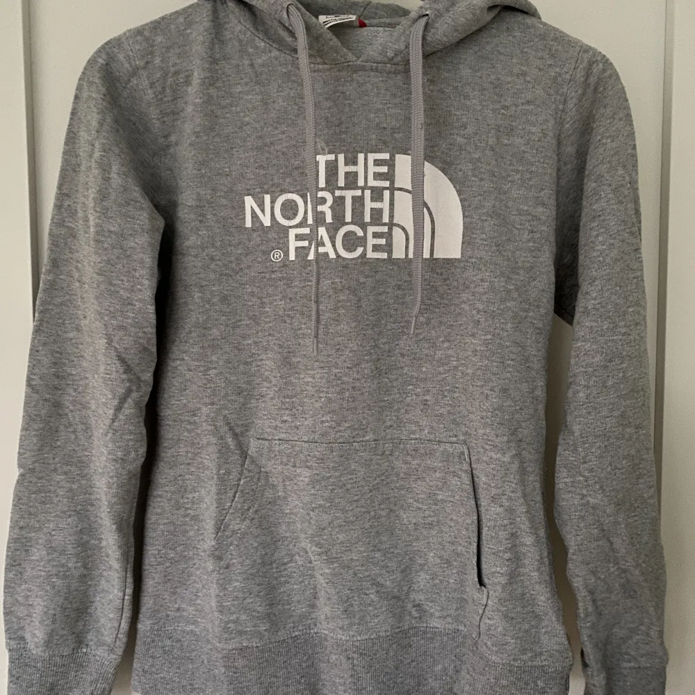 Säljer min Northface hoodie då den är lite för liten och att jag inte använder den längre. Den har några defekter som på bilden och är i storlek XS. Köparen står för frakten och jag står INTE för postens slarv.. Hoodies.