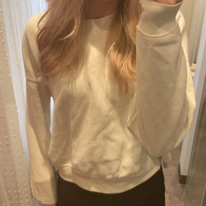 vit sweatshirt  - hej! nu säljer jag den här vita sweatshirten från lager 157 i storlek m (passar s)! den säljs eftersom den inte kommer till användning, och är i bra skick! priset kan diskuteras! 🩷🩷