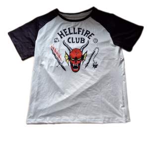 Säljer min Hellfire club tröja då jag aldrig använde den, alltså helt nytt skick. Det är typ stretchigt material. Skriv för frågor🫶