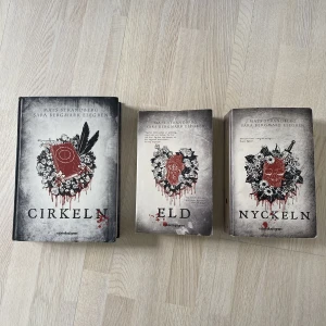 Cirkeln - bokserie - Säljer bokserien om Engelsfors, med böckerna Cirkeln, eld och nyckeln. De är i fint skick, men lite kantstötta, därav det billiga priset. De är på svenska. Kan frakta eller mötas upp☺️