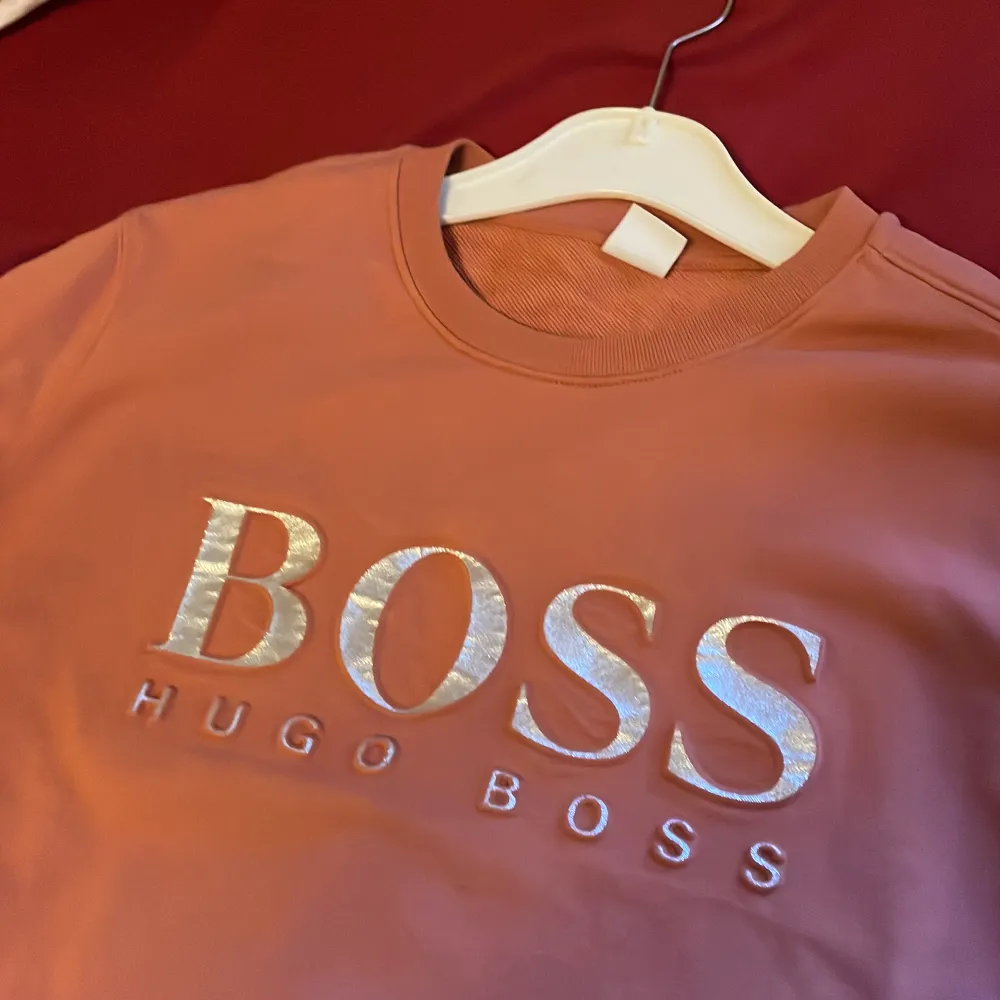 Äkta Hugo boss sweatshirt, köpt i ROOM1006 i Emporia för 999kr. Tröjor & Koftor.