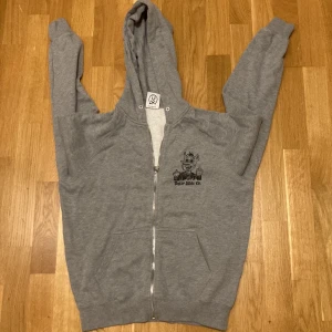 Polar hoodie  - En polar hoodie som är i fint skick! Nypris 1200 kr.