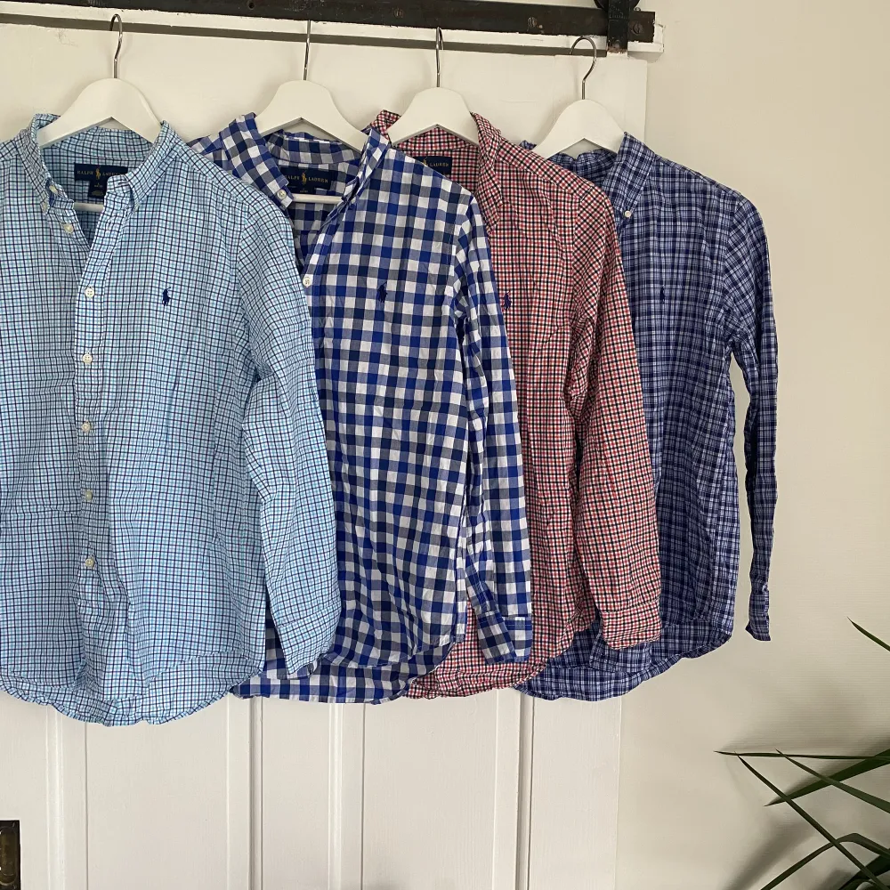 Säljer 4 skjortor från Polo/Ralph Lauren i mycket fint skick. Köpta från Kidsbrandstore dessvärre inget kvitto kvar! Storlek 14-16  Alla skjortorna: 1000 En: 300. Skjortor.