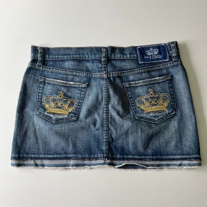 Victoria Beckham kjol - Lågmidjad Victoria Beckham miniskirt. Midjemått: 90 cm. Längd: 35 cm 🖤 Skriv privat för mer bilder! 