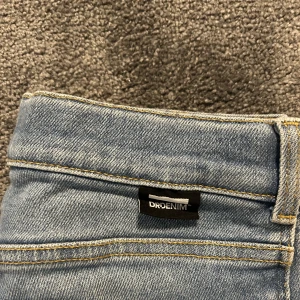 Dr denim jeans - Säljer mina dr denim jeans som inte kommer till användning. De är i storlek XS. Super fina jeans! Jag står ej för frakten. 🩷⭐️