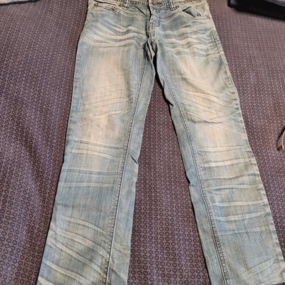 SUPER snygg och coola jeans. Med coola detaljer. Köpta second hand. Finns defekter men inga större. Se bild tre. Hör av er om ni har frågor❤️. Jeans & Byxor.