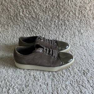 Lanvin skor  - Lanvin skor till salu!✅ Fina Lanvin skor i bra skick. Endast skorna följs med, därav det låga priset (Självklart äkta). Ny pris= 4000+ | Mitt pris= 2299 kr. Skick 8/10. Kan mötas upp i Stockholm eller frakta inom plick. 