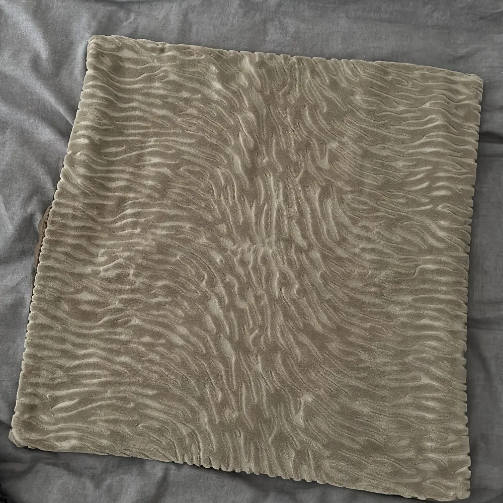 Kuddfodral från Mio, beige med mönster. 50x50.. Övrigt.