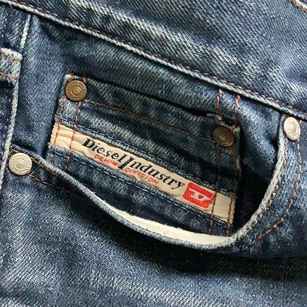 Jätte snygga low jeans i bootcut från diesel 💕💕inga defekter👌midjemått: 35cm rakt över innerbenslängden: 77 cm💓om du vill köpa klicka på ”köp nu” . Jeans & Byxor.