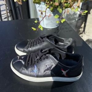 Axel arigato skor - Väldigt coola Axel arigato skor i grym skick. Liten defekt framme vid tån men syns knappt när man bär dom! Vid frågor om bild eller pris kan du höra av dig! Det är knappt använda därav väldigt rena och fräscha! 