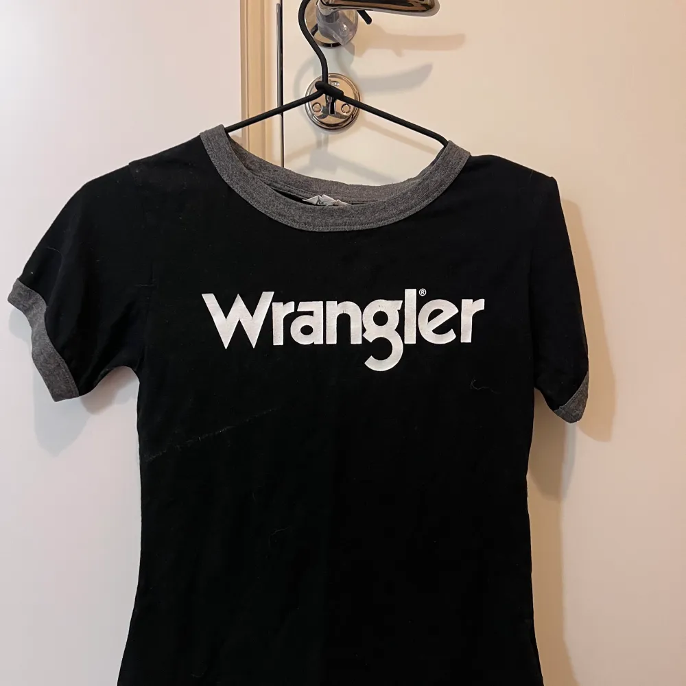 Fin wrangler tshirt. Den är hel och har inga slitningar 🖤. T-shirts.