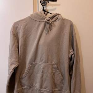 Beige hoodie från H&M som är oanvänd, den har inte hål och är inte trasig 🤍