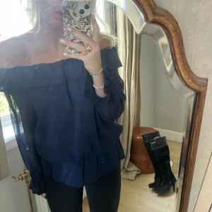 Mörkblå blus - Mörkblå blus från Michel kors med ”prickar” (se bild 1). Kan både användas off shoulder men även som vanlig blus. Volang nedtill. Pris kan diskuteras💕ursprungspris 1100kr.