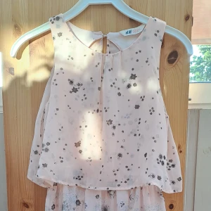 Kläning  - Säljer denna jättesöta kläningen! Väldigt skön o sval! Bra skick finns någon fläck som it syns tydligt då de är samma färg som blommorna! Fläcken försvinner troligtvis i tvätten! Säljer billigare då jag inte orkar tvätta! Skriv för mer bilder!🩷