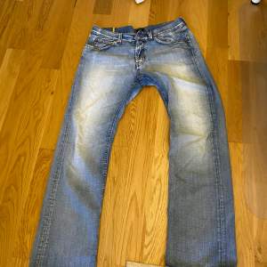 Vintage jeans som passar baggy på mig som är 183cm, bra tvätt och skönt material. Skriv vid funderingar