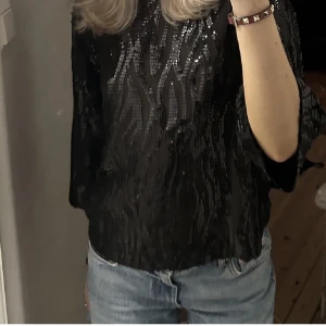Trekvartsärmad blus med paljetter - Fin blus med paljetter på från Zara🫶🫶