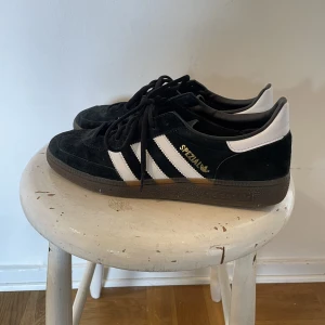 Adidas spezial - Svarta adidas spezial, väldigt fint skick 