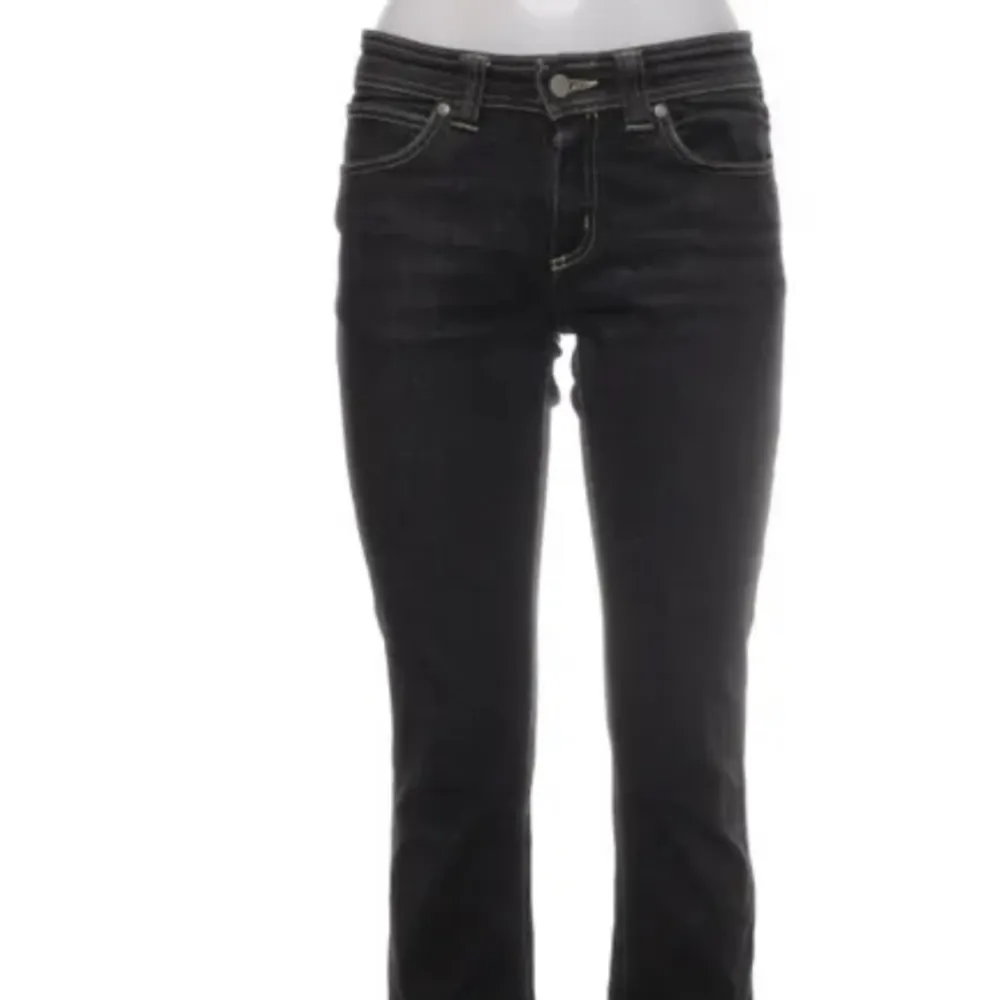 Säljer mina jätte snygga low waist boot cut jeans från denimbird då dom är försmå tyvärr💕. Jeans & Byxor.