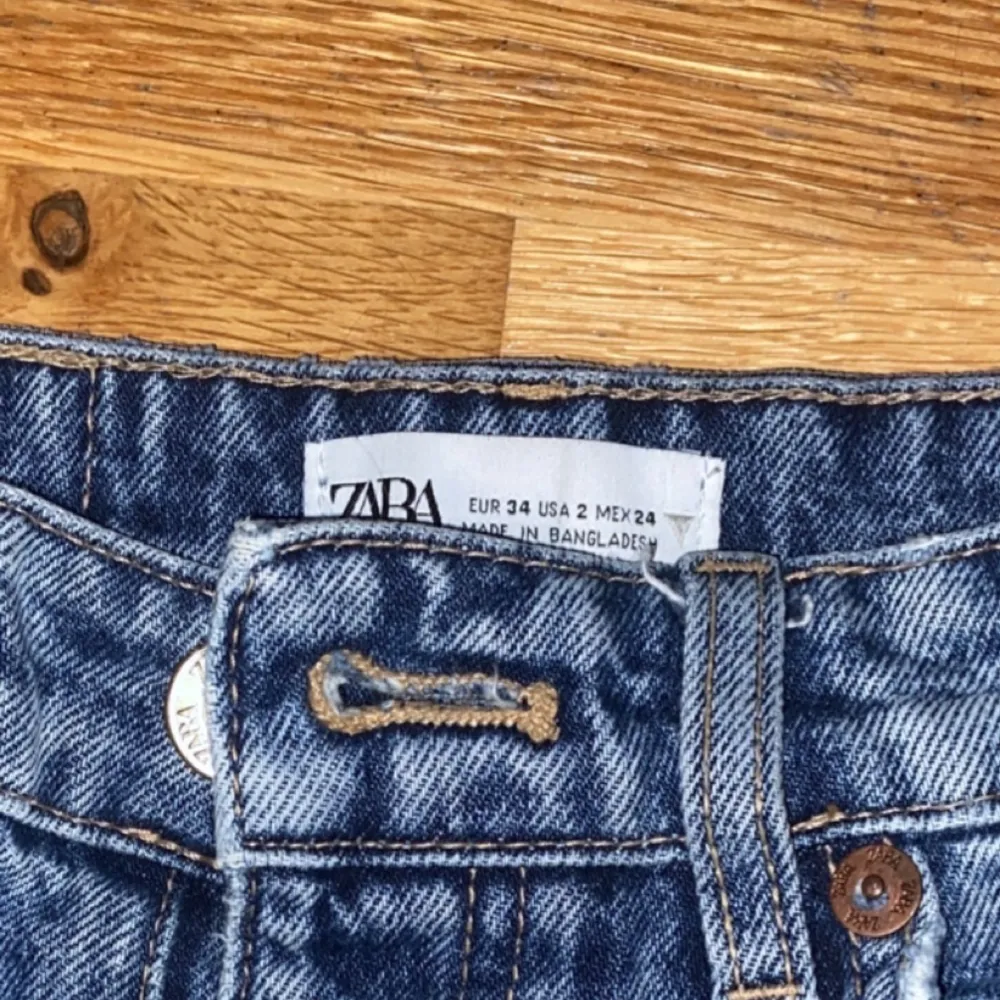 Snygga midwaist straight jeans från Zara. Storlek 34 fint skick. . Jeans & Byxor.