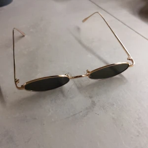 Fräsiga solglasögon  - Spetsiga solglasögon i guld! Toppskick