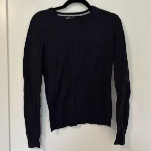 Mörkblå tröja från Gina tricot i storlek M