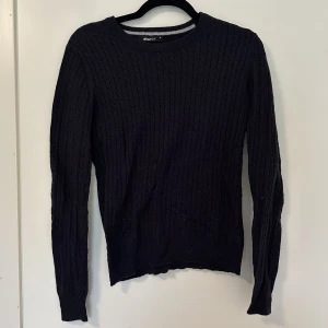 Tröja - Mörkblå tröja från Gina tricot i storlek M