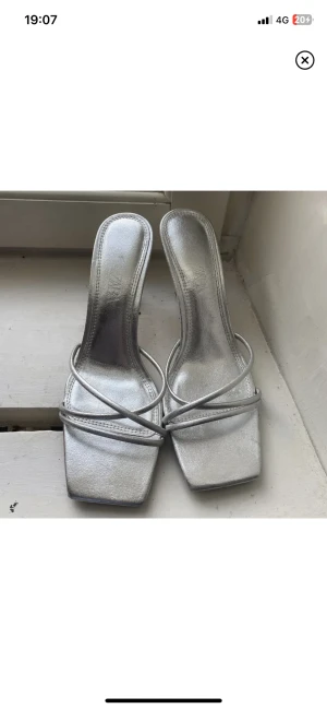Klackar  - Så fina klackskor från zara i storlek 38❤️ passa på när de är fri frakt! Lite slitna på klacken 