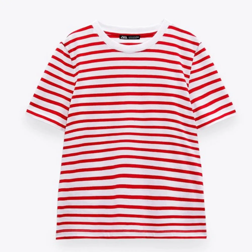 Säljer denna randiga Zara t-shirt då jag inte använder den längre! Skriv för fler bilder💞. T-shirts.