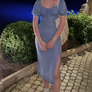 Klänning, Gina  - Hejj ! Rensar sommargarderoben off denna klänning säljes nu i nyskick från Gina ! Är storlek XS och köptes för 499kr ! 