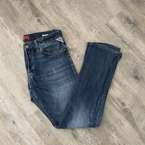 Replay Jeans - säljer nu ett par riktigt sjyssta Replat jeans som är i ett toppen skick. Storleken är 36 men passar dom som har storlek 35 också. Bara att skriva ifall ni har några funderingar!
