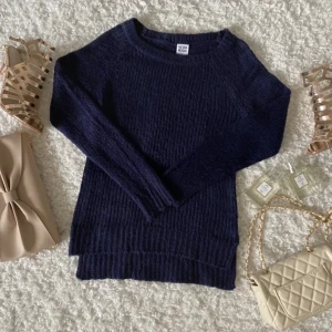 Marinblå stickad tröja - Nyskick från Vero Moda