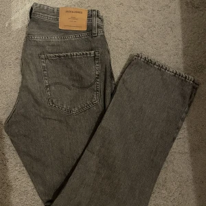 Jack & Jones jeans - Säljer dessa ljusgrå Jack & Jones jeans i modellen Chris. Använda två gånger, i princip nyskick. Nypris 600kr, mitt pris 199. Storlek 32/32. Hör av dig vid frågor eller funderingar!🤝