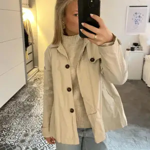 skit cool beige jacka i väldigt fint skick. 😊