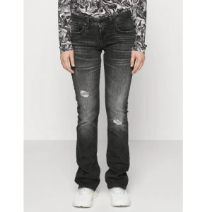 Ltb valerie gråa jeans - Grå Ltb jeans i modellen valerie. Bootcut. W28 L34. Lågmidjade  Längden passar mig som är 174