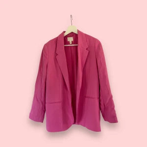 Rosa kavaj  - Rosa kavaj från H&M i storlek S. Du kan använda KÖP NU 🫶🧚