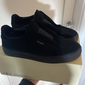 Axel arigato skor  - Fina skor bra skick inga skador låda kommer med har tyvär inget kvitto kvar  Byter gärna mot ett par blå arigato skor i samma storlek 