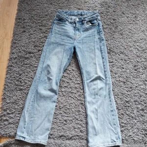 Jeans storlek 146 - Jeans i storlek 146 köpta på ellos.  Har en liten fläck på vänster ben se bild. Fläcken syns knappt och är ganska säker på att den går bort i tvätten. 