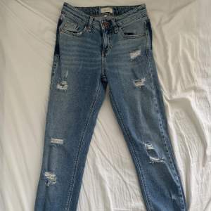 Snygga och bekväma skinny ripped jeans från River Island! Bara använd några gånger.  🩵🦋