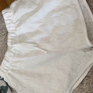Zara shorts  - I tunn material med gulliga detaljer 💗 har snöre och elastisk band, använt en gång