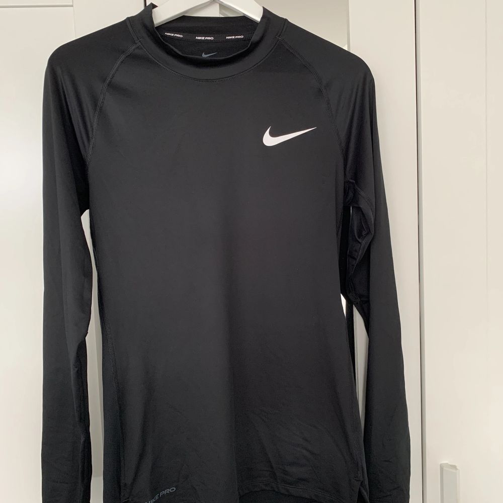 Svart Nike lång svartarmad underställ | Plick Second Hand