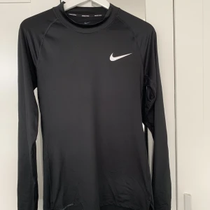 Nike lång svartarmad underställ - Tight passform. Passar bra att ha under en träningströja när det är kyligt. Köparen står för frakten!! Pris kan diskuteras vid snabb affär