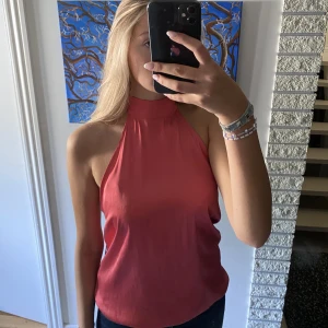 Rygglös satintopp - Rosa Satintopp med öppen rygg och halterneck från Gina tricot, storlek s. 