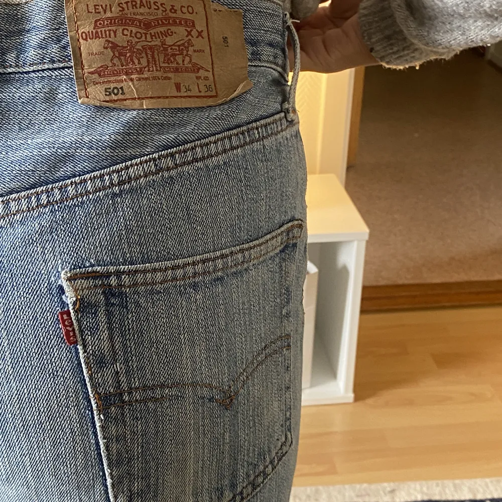 Levis jeans köpta second hand för 400kr, snygg ljus tvätt. På mig som är en S är de lågmidjade. Bra i längd på modellen som är 165cm. . Jeans & Byxor.
