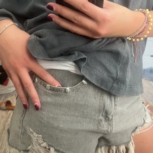 Shorts - Asnajs shorts med supercoola detaljer på!! Köpte i Frankrike 🇫🇷 