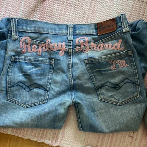 Replay jeans - As feta replay jeans med loggan i rosa där bak💋💋🫀lågmidjade, jag tar även emot prisförslag