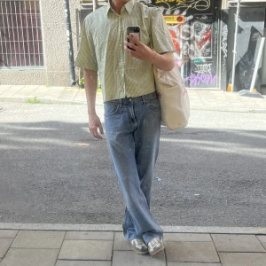 Levis 557 relaxed bootcut - Snyggaste levis modellen om du frågar mig. 557 har avslappnad passform med slight bootcut (se bild 3). Perfekt vintageskick. Storlek 32/32 on tag, passar 31/32. 