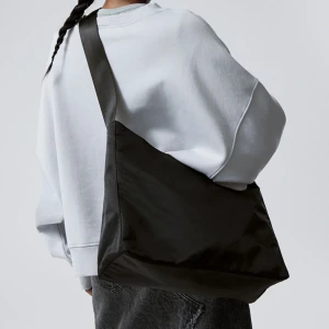 Weekday väska - Säljer min cross over väska från weekday för jag har köpt en ny jag använder mer. Den är perfekt till skolan då man får plats med dator, böcker osv. Köpte den för 400 och säljer för 290