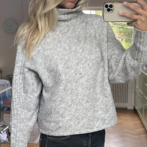 Den perfekta stickade tröjan! - Den mest perfekta stickad tröjan, perfekt för hösten! Så snyggt lite croppad🤍