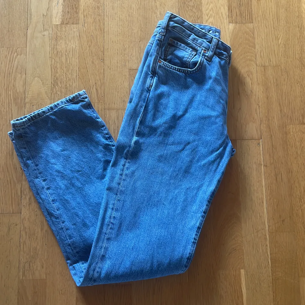 Helt nya Lågmidjade jeans från bikbok och enbart använda 2 gånger! Jag är 165 och de passar bra i längd.. Jeans & Byxor.