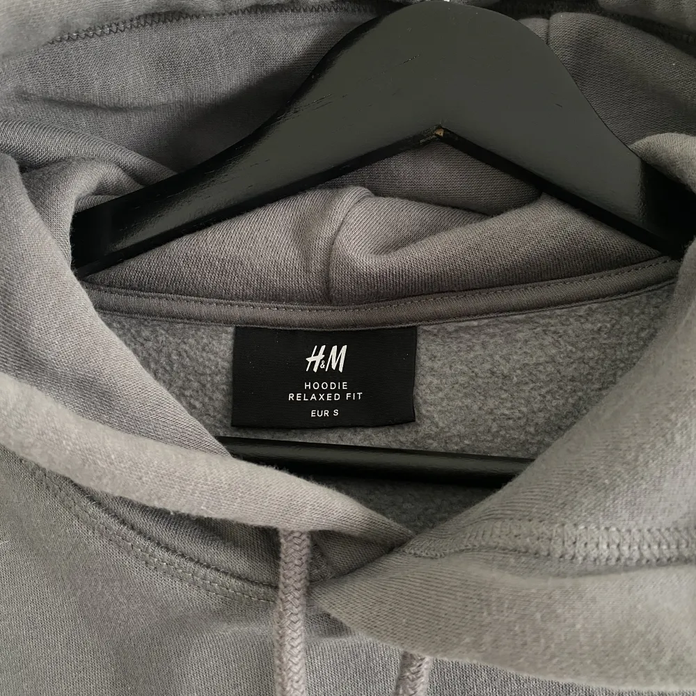 Svin snygg grå hoodie från killavdelningen på H&M, bra skick⚡️. Hoodies.